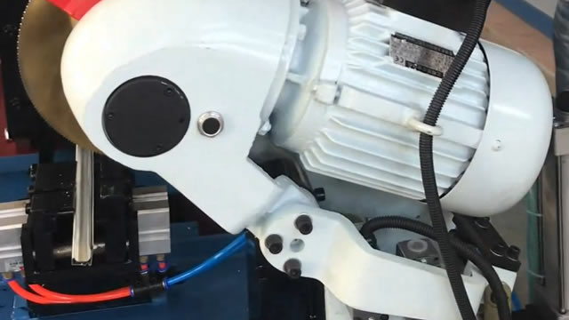 Máquina Formadora de Bridas de Conexión Transversal de Conductos